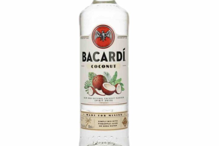Butelka rumu Bacardi na białym tle.
