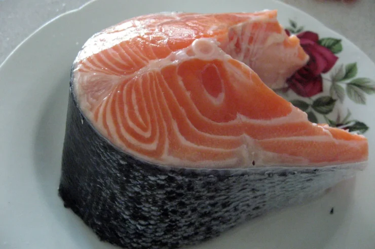 Łosoś hermetycznie pakowany po terminie